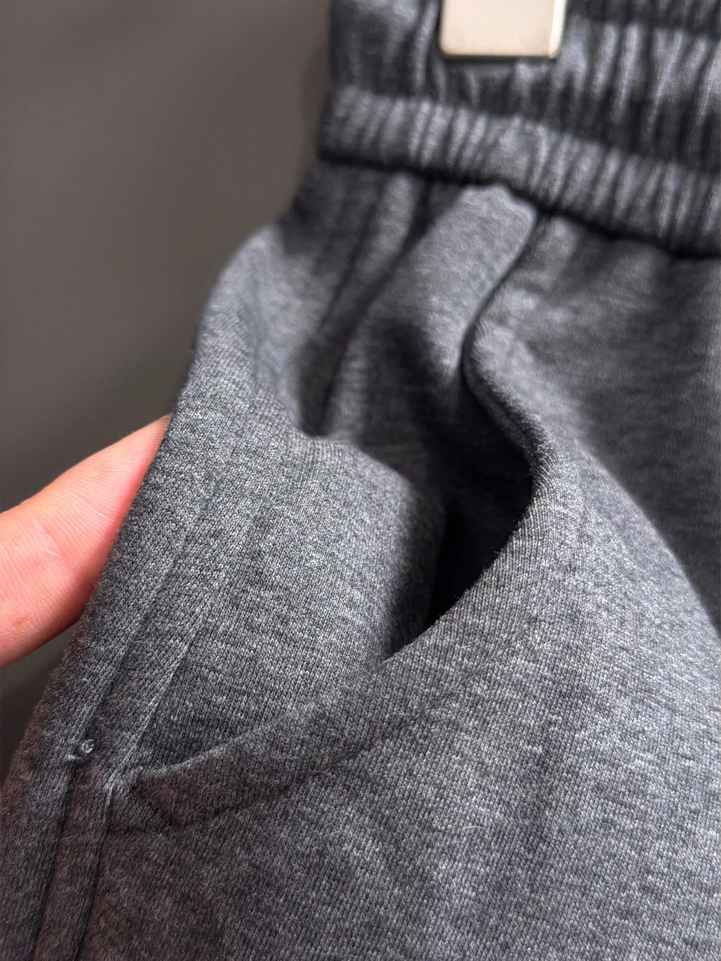 Next day shipment LP high quality Loro Piana 26ss autumn and winter new high-quality trousers Compare real-life details at will A perfect choice for autumn and winter. A must-have item. Sizes: M to 3XL (please state your height and weight when placing an order)